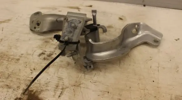 Audi A6 S6 C6 4F Tailgate/trunk/boot hinge 4F9827300B
