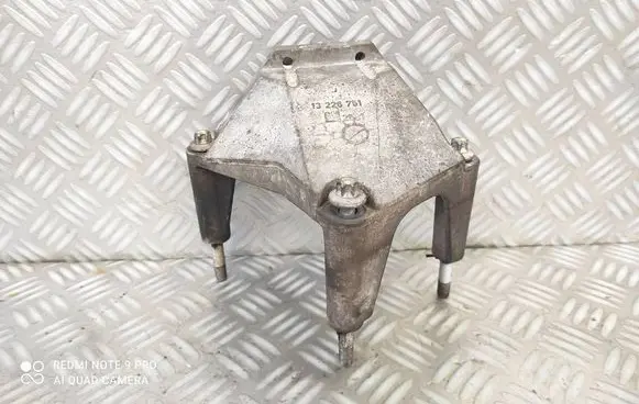 Opel Meriva B Engine mounting bracket 13226751