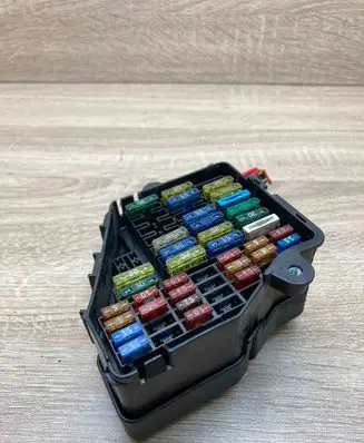 Volkswagen PASSAT B5.5 Fuse module 1016437