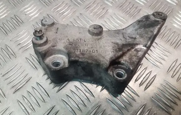 Mercedes-Benz E W212 Engine mounting bracket A6510940039