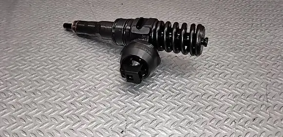 Volkswagen Touran I Fuel injector 038130073AG
