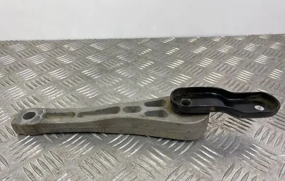 Volkswagen Tiguan Engine mount bracket