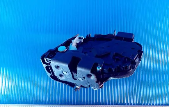 Volvo XC90 Front door lock 30753655 4257A A048069