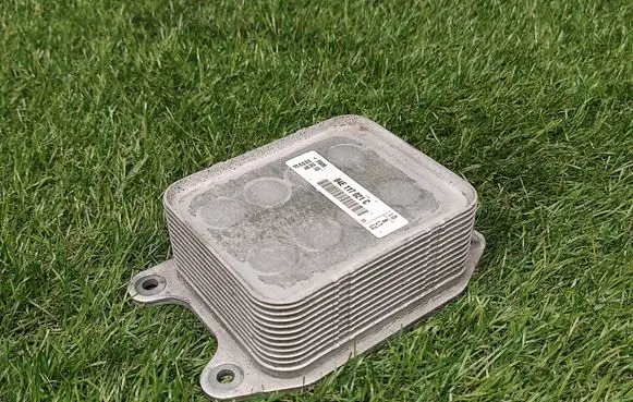 Volkswagen Jetta VI Engine oil radiator 04E117021C