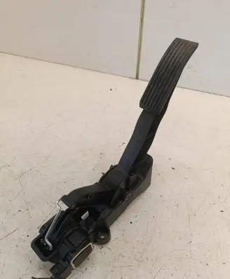 Mercedes-Benz A W169 Accelerator throttle pedal A1693000304 000099 040405