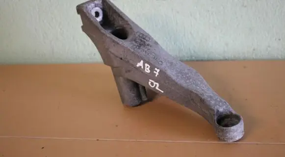 Audi A4 S4 B7 8E 8H Engine mounting bracket 8E0199307S