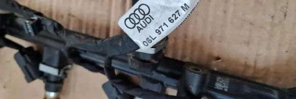 Audi A5 Fuel distributor 06L971627M 06L906031A