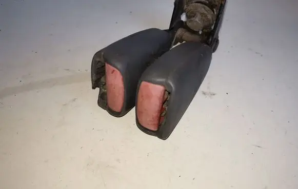 Middle seatbelt buckle (rear)