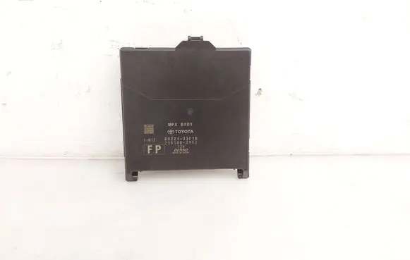 Lexus ES 300h (7th Gen) Central body control module 8922133F10 2381003952