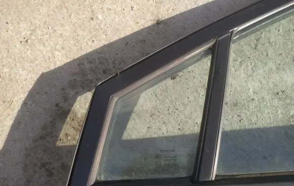 Toyota Corolla Verso AR10 Front door vent window glass four-door 
