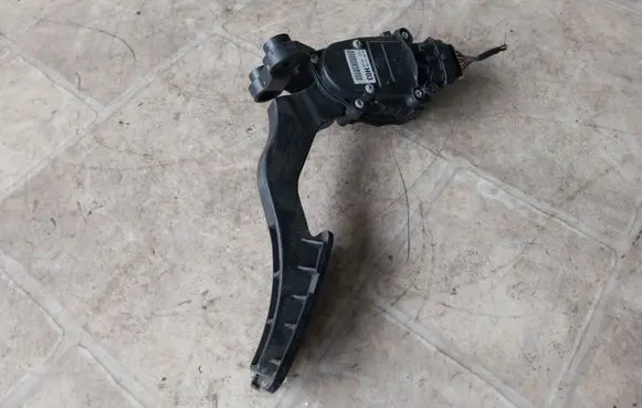 KIA Ceed Accelerator throttle pedal 070825J0182 327002H