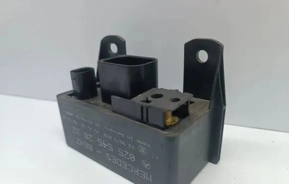 Mercedes-Benz C W203 Glow plug pre-heat relay 0255452832 899075000 0005453516