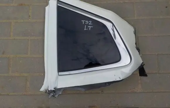 Nissan X-Trail T32 Front triangle window/glass 87573840