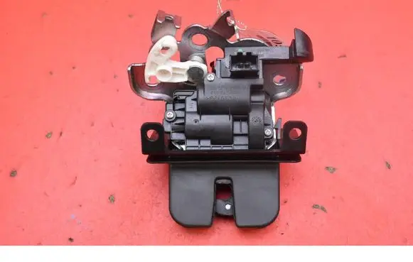 Skoda Octavia Mk3 (5E) Tailgate/trunk/boot lock/catch/latch 8R0827505A