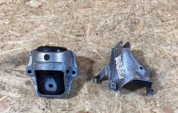Porsche Macan (95B) Engine mounting bracket 8r0199381 8k0399059f