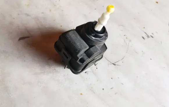 Opel Omega B2 Headlight level adjustment motor 90492832