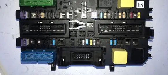 Opel Zafira B Fuse module 13220829