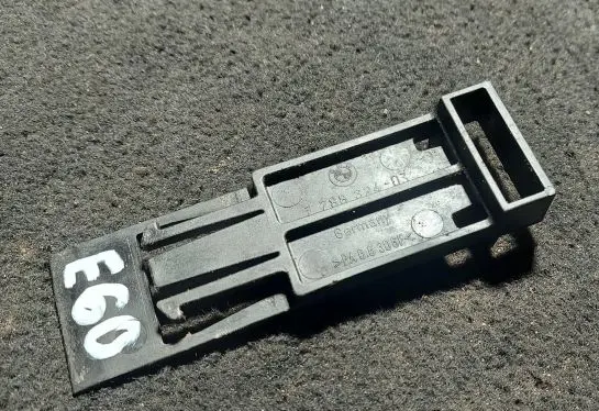 BMW 5 E60 E61 Radiator mount bracket 7788324
