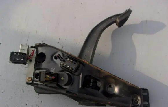 Mercedes-Benz S W126 Brake pedal bracket assembly 1115656