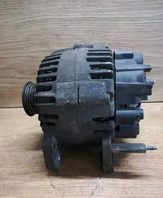 Volkswagen Golf Plus Generator/alternator TG11C015 03C903023B