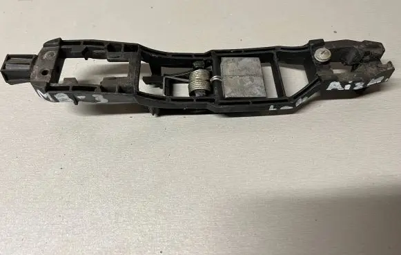 Rear door exterior handle/bracket