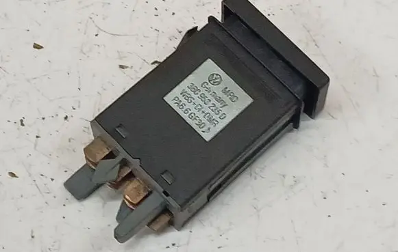 Volkswagen PASSAT B5 Hazard light switch 3B0953235D