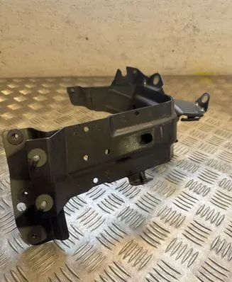 Audi Q7 4M Fender mounting bracket 4M0821138B
