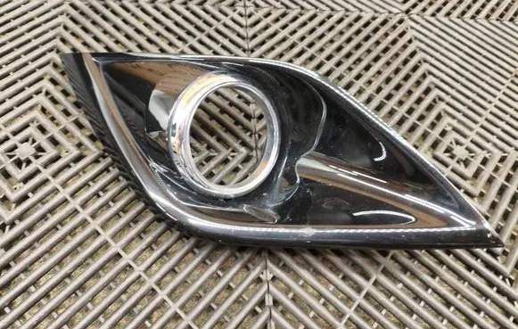 Mitsubishi Outlander Front fog light trim/grill 6400G977