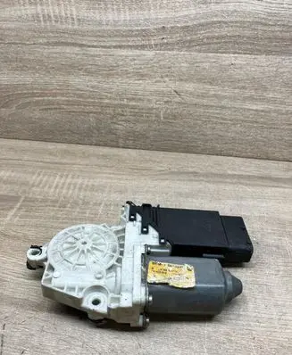 Volkswagen Golf IV Front door window regulator motor 101387101