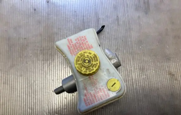 Master brake cylinder