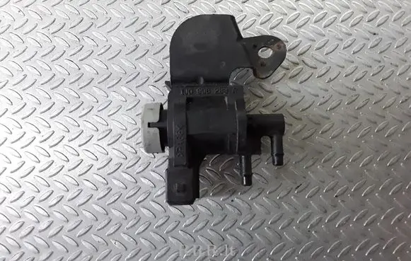Volkswagen PASSAT B5.5 Vacuum valve 1J0906283A