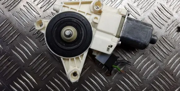 Mercedes-Benz E W212 Front door window regulator motor 0130822637