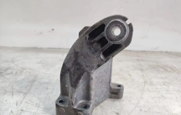 Mercedes-Benz CLS C218 X218 Engine mounting bracket A6422235404
