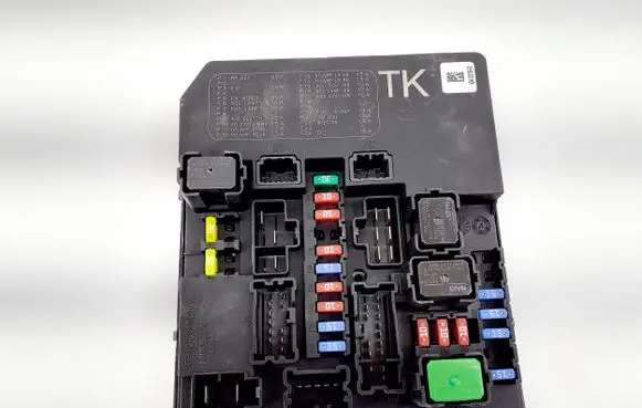 Nissan Juke I F15 Fuse module 284B71TX2B