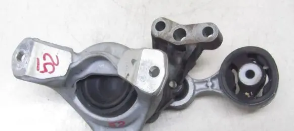 Honda CR-V Engine mount vacuum valve 