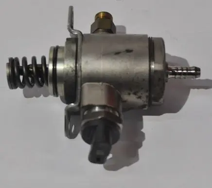 Audi A4 S4 B8 8K Fuel injection high pressure pump 06J127025D