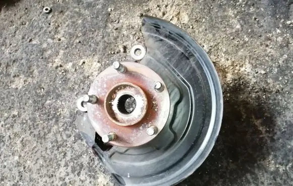 Nissan Juke I F15 Front wheel hub