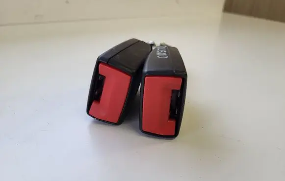 Seat Toledo IV (NH) Rear seatbelt buckle