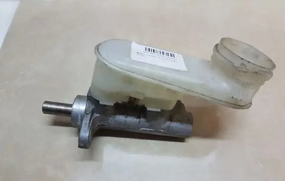 Honda CR-V Brake fluid reservoir 