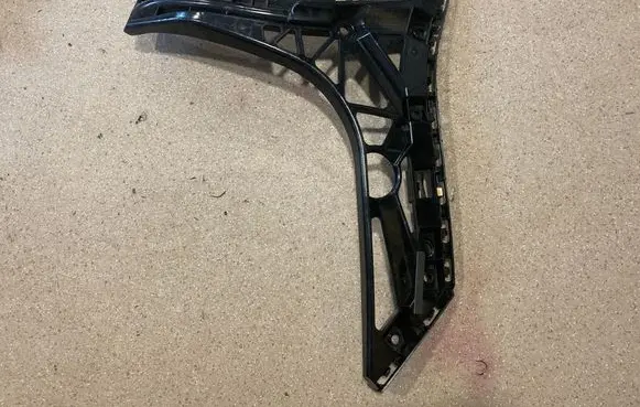 Rear bumper mounting bracket