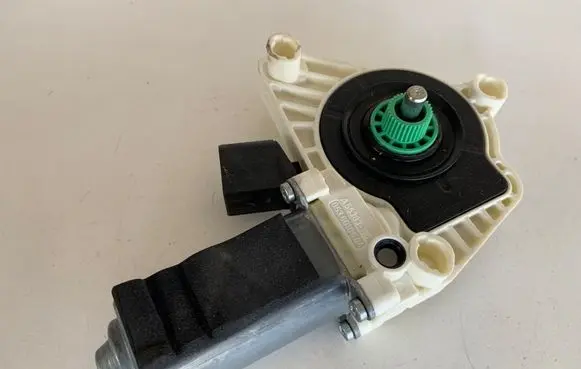 Mercedes-Benz CLA C117 X117 W117 Front door window regulator motor A55383110