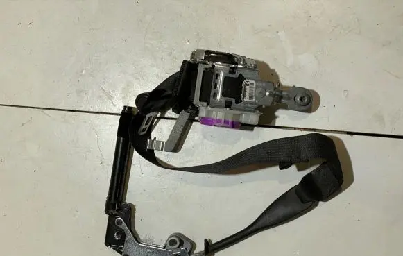 Ford Mustang VI Front seatbelt FR3B76612D64