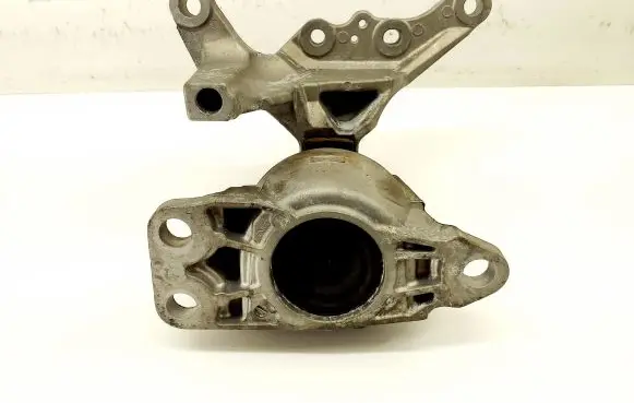 Nissan X-Trail T32 Engine mount bracket