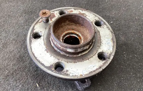 Rear wheel hub