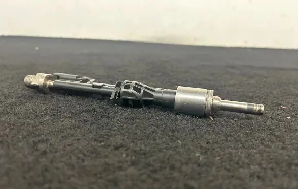 BMW 1 F20 F21 Fuel injector 7597870 10213541