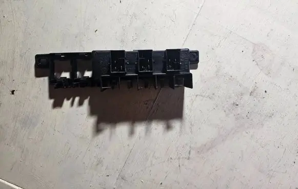 Volkswagen PASSAT B5 Fuse module 8L0941822A 896083000