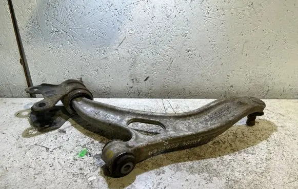 Ford Focus Front lower control arm/wishbone BV613A423