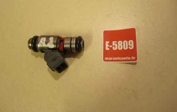Audi A2 Fuel injector 036031C