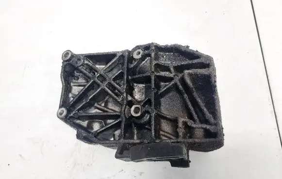 Volkswagen PASSAT B5.5 Engine mounting bracket 038260885C