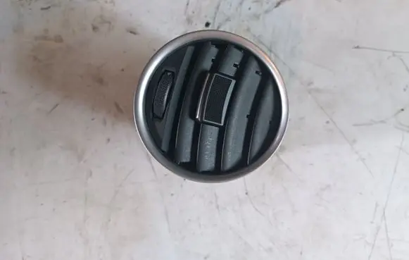 Seat Exeo (3R) Dash center air vent grill 3R0820951